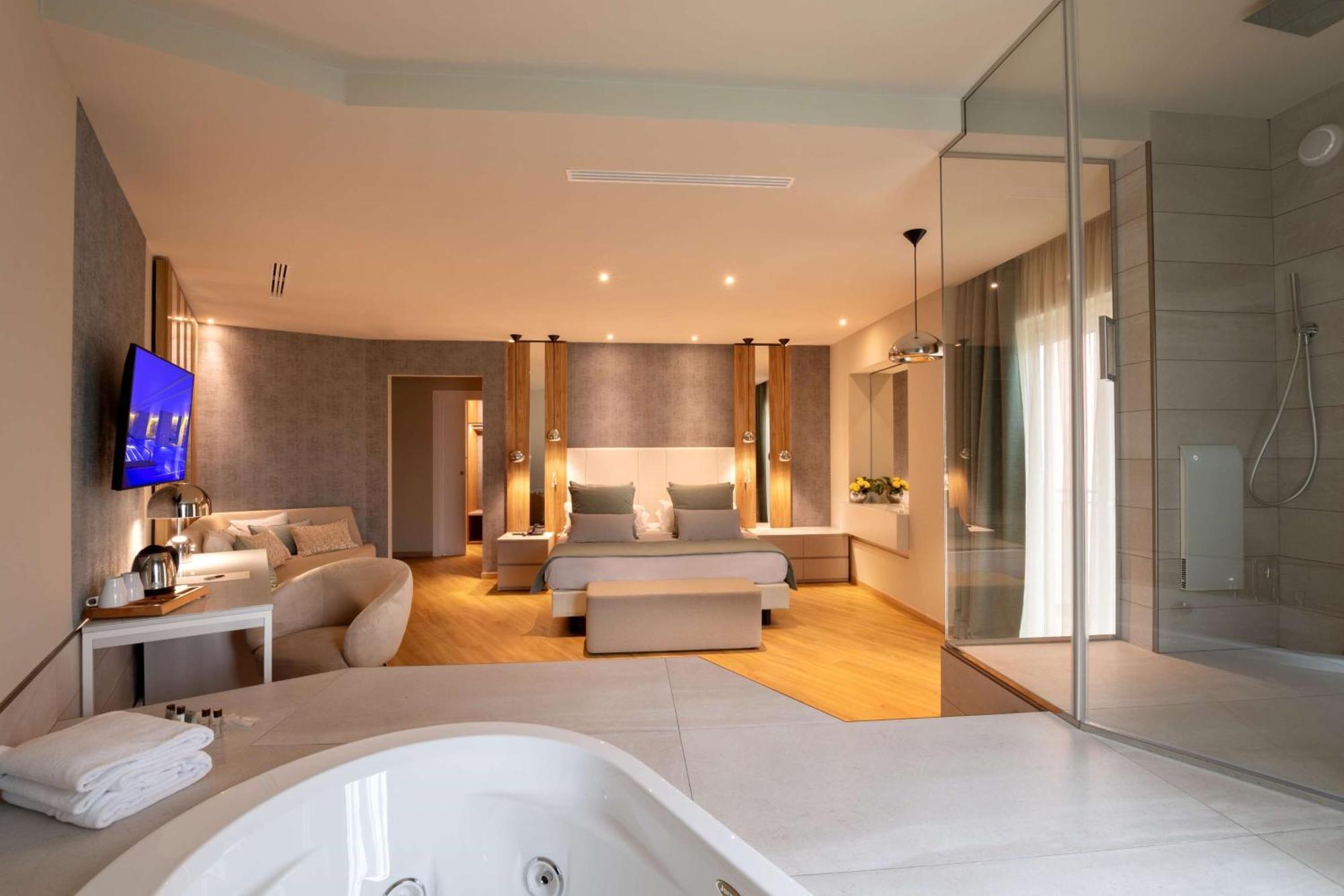 Junior Queen Suite